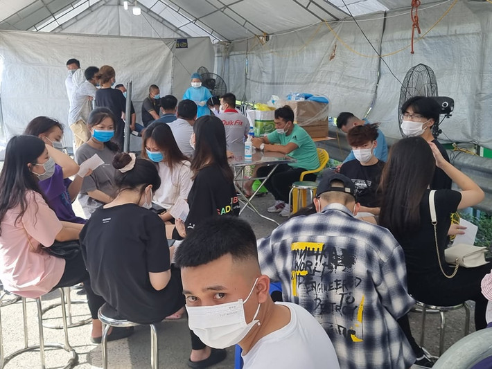 Tại chốt kiểm soát đoạn đường giao nhau từ lối xuống cầu Bạch Đằng, rất đông người khai báo y tế mà không có khoảng cách.