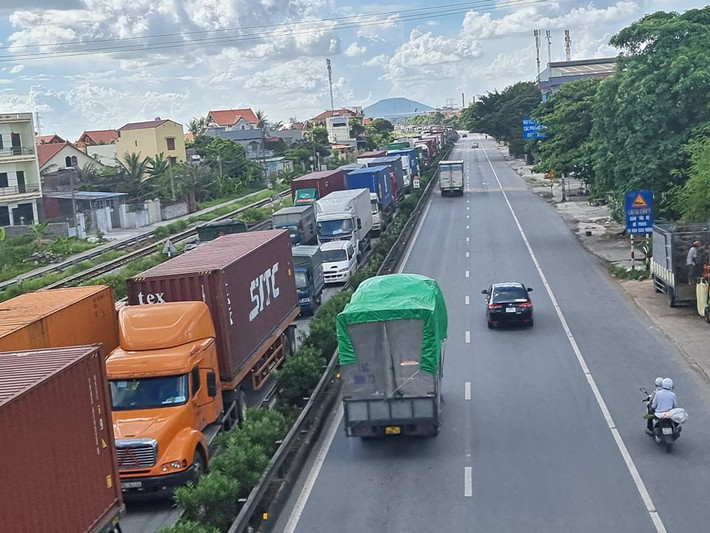 Tại chốt kiểm soát thuộc QL5 đoạn từ tỉnh Hải Dương về Hải Phòng gần trạm thu phí chiều 9/7, các phương tiện vận tải đã kẹt cứng hàng chục km từ chốt kiểm soát đến qua huyện Kim Thành của tỉnh Hải Dương.