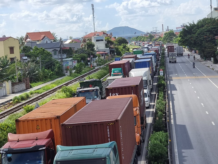 Tại khu vực ngồi chờ test nhanh COVID-19, bác Nguyễn Văn Hoài (65 tuổi, đi từ Hà Nội về Hải Phòng cho biết: "Tôi đã ngồi đây gần 1 tiếng để chờ lấy giấy xét nghiệm nhanh. Nhưng tôi thấy không được an toàn khi các ghế ngồi sát nhau, không có khoảng cách. Hơn nữa người chờ làm test nhanh ở đây rất đông. Liệu như thế này có an toàn và hiệu quả hay chưa”?