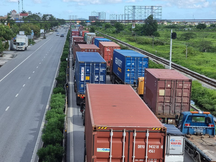 Anh Nguyễn Quốc Toản (32 tuổi một tài xế container) cho biết thường xuyên phải chở hàng qua tuyến QL5 cũ. Mặc dù đã quá quen với việc thực hiện khai báo khi qua các chốt kiểm soát, nhưng hôm nay anh Toản phải chờ gần 2 tiếng đồng hồ do tắc đường để mọi người thực hiện khai báo y tế và test nhanh COVID-19.