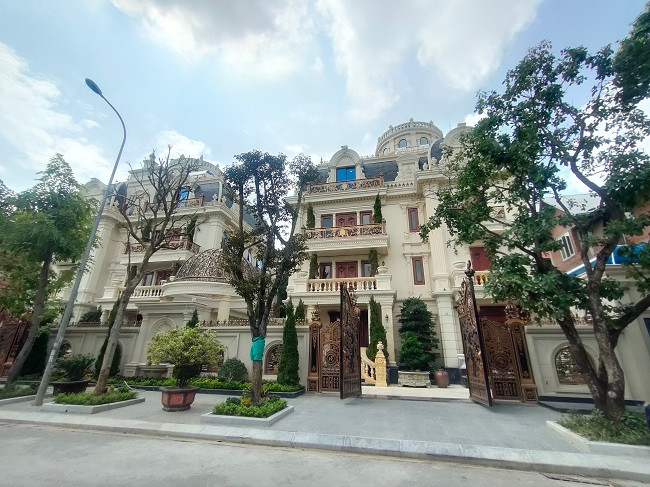 Hình ảnh hai công trình biệt thự tại dãy B1, B2 Khu đô thị mới Cầu Bươu khác với các căn biệt thự xung quanh.