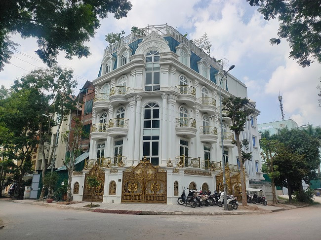 Một căn nhà biệt thự đã hoàn thiện đưa vào sử dụng với lối kiến trúc khác lạ, chiều cao bất thường vượt trội so với các căn hộ biệt thự cùng dãy.