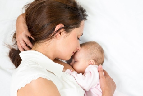 Căng thẳng luôn luôn có ảnh hưởng vô cùng tồi tệ đến sức khỏe của chúng ta và đặc biệt là trong thời gian bạn cho con bú. Căng thẳng mệt mỏi, cường độ làm việc lớn có thể làm thay đổi nội tiết của bạn, cũng làm thay đổi lượng sữa tiết ra.