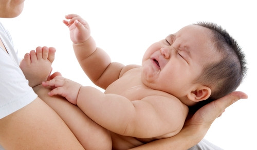 Giữ cho tóc sạch sẽ có thể giúp kích thích da đầu khỏe mạnh, qua đó thúc đẩy sự phát triển tóc và tăng trưởng tóc trẻ. Nếu mẹ lười gội đầu cho con, mồ hôi và các chất bẩn tồn đọng trên da đầu trẻ sẽ kích thích, gây ngứa da đầu, xuất hiện mụn nước, và thậm chí nhiễm trùng.