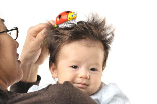 Ánh nắng mặt trời không chỉ tốt cho phát triển chiều cao, hấp thụ vitamin D cho bé mà còn có lợi cho sự phát triển tóc của các bé.