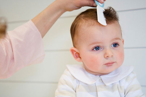 Việc các mẹ massage đầu và chải tóc thường xuyên cũng kích thích tóc bé mọc nhanh. Chải tóc không chỉ giúp tóc bé được gọn gàng mà còn có tác dụng kích thích da đầu và thúc đẩy lưu thông máu đến nuôi tóc.