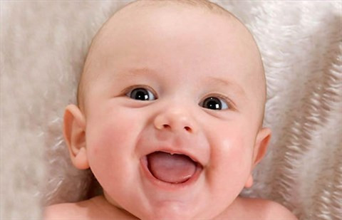 Giấc ngủ có ảnh hưởng rất nhiều đến khả năng mọc tóc của trẻ. Nếu chất lượng giấc ngủ của trẻ không cao, hay bị thức dậy giữa đêm, khó ngủ hoặc mất ngủ đều có liên quan đến tình trạng xấu của tóc như tóc nhạt màu, khô, giòn, vàng, rụng tóc…