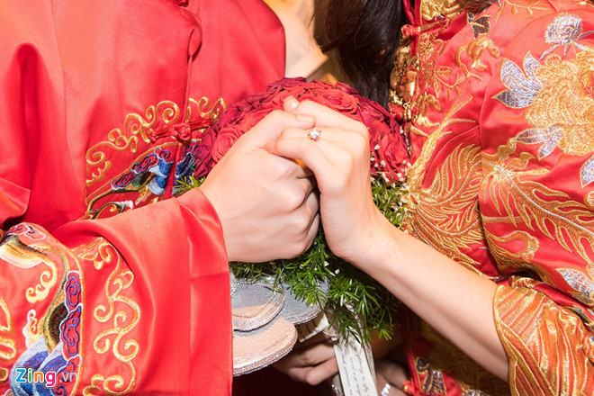 Đồng nghiệp thân thiết như Ngô Kiến Huy, stylist Kelbin Lei, Ái Phương, Lưu Hương Giang... để lại bình luận chúc mừng cặp sao và mong chờ ngày cả 2 về chung một nhà. Sau đó, hình ảnh của Đông Nhi và Ông Cao Thắng trở thành trào lưu chế trên mạng xã hội. Nhiều nghệ sĩ bắt chước cả 2 nhưng biến tấu chiếc nhẫn thành những đồ vật khác như móc khóa, bóng đèn…