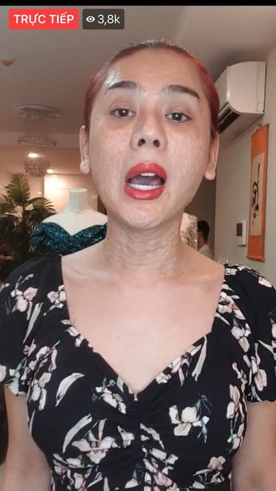 Trước thắc mắc của nhiều người, Lâm Khánh Chi cho biết mới đi chăm sóc sắc đẹp về nên còn dị ứng hậu liệu trình chưa khỏi. Ca sĩ còn cho biết chỉ sau 3 ngày gương mặt của cô sẽ được trẻ hóa 10 tuổi. Ngoài ra, cô còn nói thêm: "Chi không quan tâm đến những lời nói của anti-fan, Chi tự cảm nhận mình đẹp và tự tin với điều này, nếu ai gặp Chi ở ngoài đời sẽ biết nhan sắc Chi như thế nào. Chi cũng là người phàm chứ có phải tiên giáng trần đâu mà lúc nào cũng đẹp".