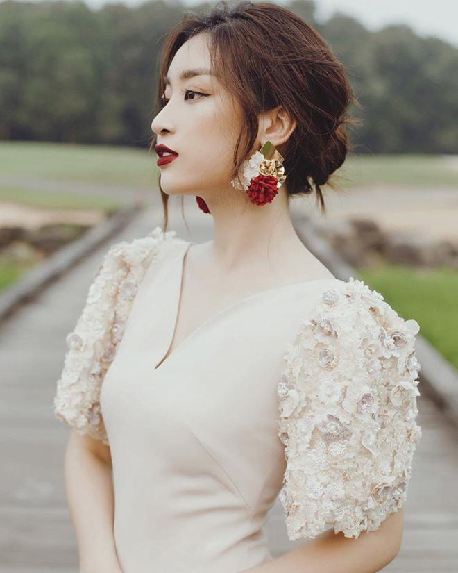 Đỗ Mỹ Linh vốn là người kín tiếng, chưa từng công khai chuyện tình cảm. Vì thế, nhiều khán giả tỏ ra bất ngờ khi hình ảnh cô thân mật bên bạn trai Bảo Hưng bị rò rỉ trên mạng hôm 5/7. Trước đó, Mỹ Linh gần như không đăng tải bất cứ thông tin gì liên quan trên trang cá nhân. Thỉnh thoảng, cô chỉ chia sẻ những dòng trạng thái ám chỉ tình yêu. Hôm 3/7, cô viết: "Be with someone who doesn’t make you think love is hard" (tạm dịch: Hãy ở bên cạnh người mà khiến bạn cảm thấy tình yêu không chông gai).