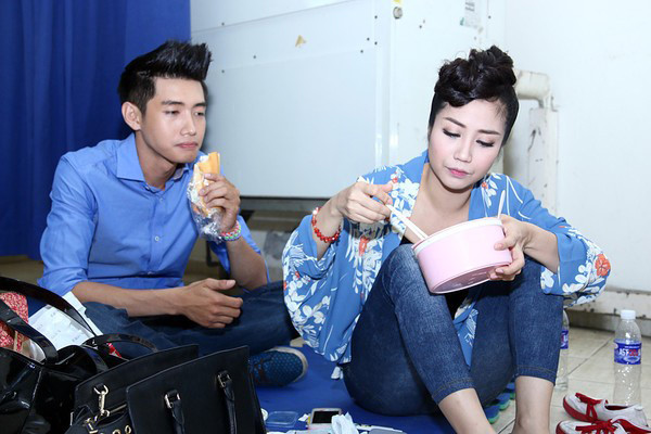 Ốc Thanh Vân cũng không kém phần vất vả khi phải cố gắng lót dạ trước khi quay.