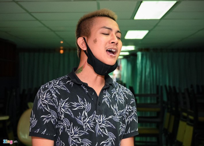 Tối 13/7, Hoài Lâm cùng các đồng nghiệp tập luyện chuẩn bị cho live show Phù thổ và 8 nàng tiên. Đây là chương trình đánh dấu sự trở lại của quán quân Gương mặt thân quen 2014 sau gần một năm ở ẩn. Thời gian ngừng ca hát, Hoài Lâm từng kiếm sống bằng nghề lái xe. "Công việc này Hoài Lâm làm trong một tháng, giúp cậu ấy kiếm tiền và có cảm nhận, hiểu hơn về cuộc sống", quản lý nam ca sĩ nói.