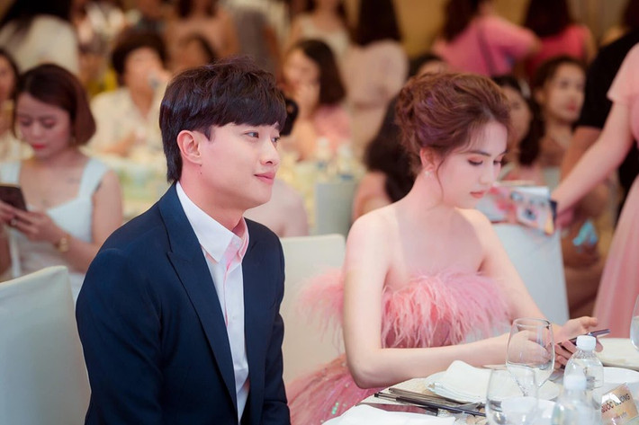 Mới đây, trên trang facebook cá nhân, diễn viên Quốc Trường bất ngờ chia sẻ loạt hình ảnh tham gia sự kiện có sự xuất hiện của Ngọc Trinh, Phương Oanh, Thanh Hương...Đi kèm với những hình ảnh này, Quốc Trường dành cho "Nữ hoàng nội y" những lời khen ngợi vẻ ngoài xinh đẹp, tài giỏi của cô. "Chuyện giờ mới kể: chúc mừng CEO Ngọc Trinh, xinh đẹp lại tài giỏi, biết nhiều trên mặt báo, hôm ấy mới gặp, xinh đẹp khéo léo và thông minh..." - Quốc Trường chia sẻ.