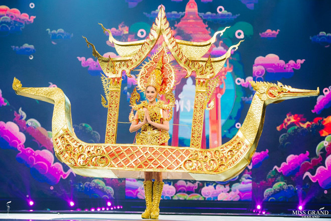 Tối 10/7, tại thủ đô Bangkok, vòng thi trang phục dân tộc của thí sinh Hoa hậu Hòa bình Thái Lan 2019 được khán giả quan tâm lớn. Độ hoành tráng, sáng tạo từ những thiết kế cùng phần trình diễn cuốn hút của các cô gái đã mang đến một đêm thi thú vị.
