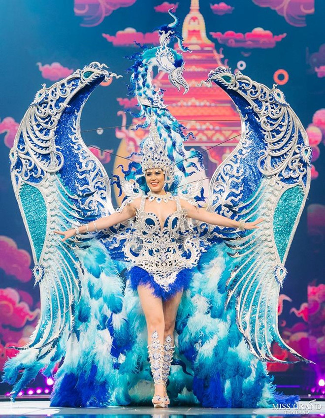 Bộ trang phục lấy ý tưởng từ loài phượng hoàng biển Andaman đang được dân mạng yêu thích. Theo đại diện tỉnh Phuket, hình ảnh kể trên tượng trưng cho vẻ đẹp vĩnh cửu của người phụ nữ. Cũng thông qua đây, thí sinh này muốn mọi người biết về ngành công nghiệp ngọc trai đang phát triển thịnh vượng của quê hương cô.
