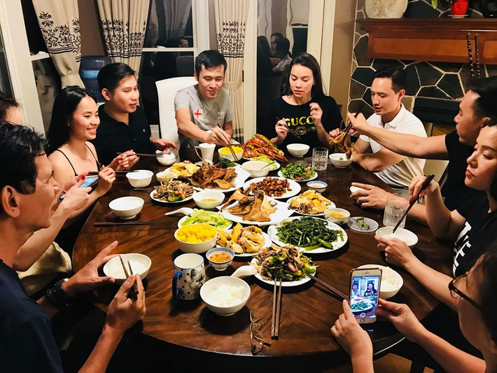Những ngày qua, Hồ Ngọc Hà - Kim Lý cùng gia đình nữ ca sĩ đang có chuyến xuất ngoại tới Mỹ. Ngoài công việc, "nữ hoàng giải trí" còn tranh thủ đưa tổ ấm khám phá danh lam thắng cảnh xứ sở cờ hoa.
