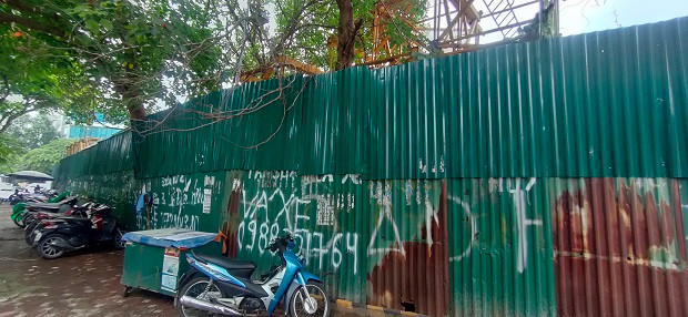 Vỉa hè sát dự án thành nơi trông giữ xe.