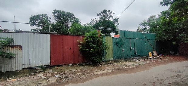 "Đất vàng" vẫn quây tôn kín mít, bất động nhiều năm.