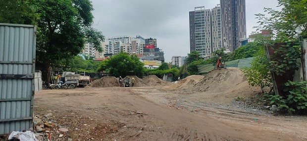 Một bãi tập kết vật liệu xây dựng bên trong dự án.