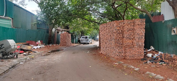 Phía ngoài trở thành nơi tập kết vật liệu xây dựng, rác thải