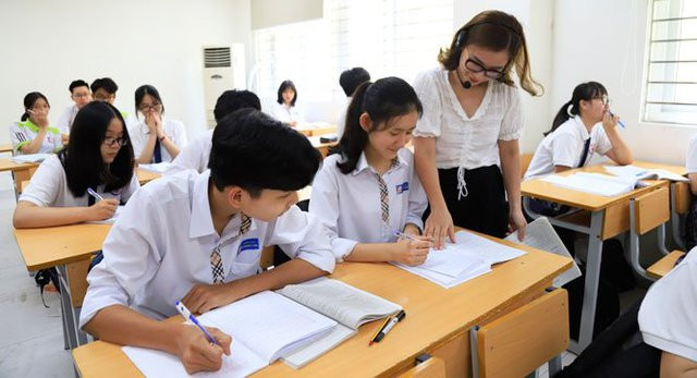 Chương trình Giáo dục thường xuyên mới cấp THPT: Có hiệu lực từ ngày 10/9/2022, Thông tư 12/2022/TT-BGDĐT của Bộ Giáo dục và Đào tạo về Chương trình Giáo dục thường xuyên cấp THPT được thực hiện từ năm học 2022-2023 đối với lớp 10; từ năm học 2023-2024 đối với lớp 11 và từ năm học 2024-2025 đối với lớp 12. Chương trình bao gồm các môn học và hoạt động giáo dục bắt buộc; các môn học lựa chọn theo định hướng nghề nghiệp; các chuyên đề học tập lựa chọn; các môn học và hoạt động giáo dục tự chọn.