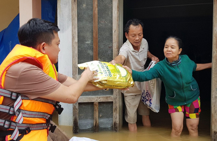 Làm từ thiện phải ghi chép đầy đủ kết quả tiếp nhận, phân phối, sử dụng nguồn đóng góp: Theo Thông tư số 41/2022/TT-BTC của Bộ Tài chính hướng dẫn chế độ kế toán áp dụng cho các hoạt động xã hội, từ thiện có hiệu lực từ 1/9/2022, các cá nhân có các hoạt động xã hội, từ thiện có trách nhiệm mở sổ ghi chép đầy đủ thông tin về kết quả tiếp nhận, phân phối và sử dụng nguồn đóng góp tự nguyện phải thực hiện theo quy định; đồng thời lập báo cáo và công khai tình hình tiếp nhận, phân phối và sử dụng nguồn đóng góp theo quy định của pháp luật.
