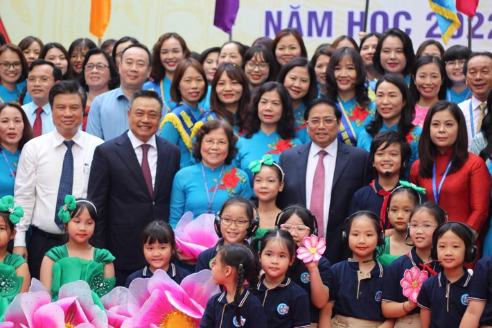 Thủ tướng Chính phủ Phạm Minh Chính; Chủ tịch UBND TP Hà Nội Trần Sỹ Thanh chụp ảnh lưu niệm với thầy trò trường Tiểu học Đoàn Thị Điểm (quận Nam Từ Liêm, Hà Nội)