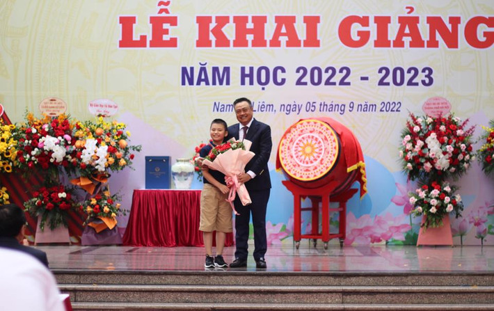 Học sinh trường Tiểu học Đoàn Thị Điểm tặng hoa Chủ tịch UBND TP Hà Nội Trần Sỹ Thanh.