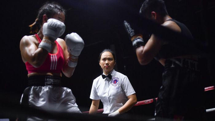 Trọng tài như chúng tôi được mệnh danh “King of the Ring” (vua trên đài), là người có toàn quyền quyết định trong trận đấu, phải căng mắt, căng não để phân tích đòn nặng – nhẹ, đúng – sai. Rất áp lực nhưng luôn phải giữ cái đầu lạnh, không được kích động.