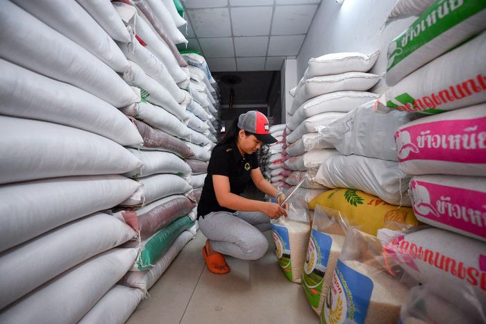 Tôi làm thêm công việc quản lý tiệm gạo cho một người chị ở quận Gò Vấp. 9h30, sau khi kết thúc lớp buổi sáng, tôi đi sang đó và phụ việc tới khoảng 17h.