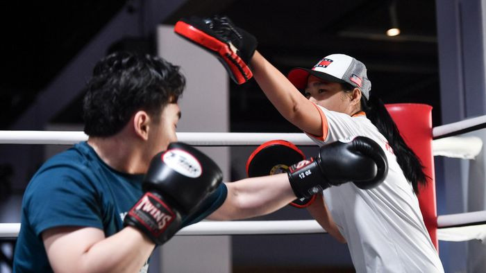 Tôi tập luyện và thi đấu quyền anh từ 2008, có 5 năm thi đấu cho tuyển boxing trẻ Quảng Ngãi và từng giành HCV giải trẻ năm 2010. Hai năm sau, tôi dừng thi đấu để chuyển vào TP.HCM, theo học ngành Dược. Sau 3 năm làm tại bệnh viện da liễu, đam mê đã thôi thúc tôi trở lại với võ thuật.