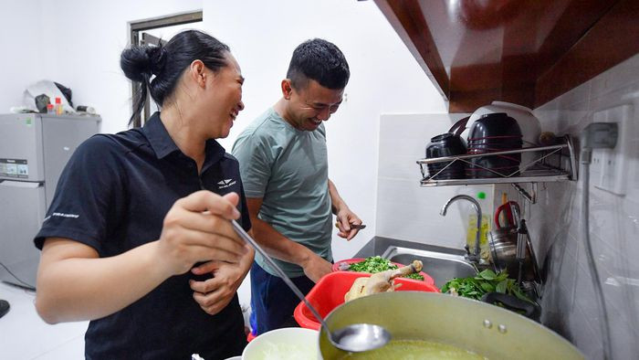 Khoảng 20h mỗi ngày là tôi về đến nhà. Lúc này bữa cơm đã sẵn sàng, chỉ cần chuẩn bị thêm ít đồ ăn. Cô em gái năm hai đại học hiện cũng đang ở cùng vợ chồng tôi.