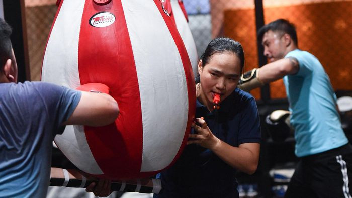 Lớp võ khác một lớp thể hình. Học viên phải tuân theo trình tự, có cấu trúc bài. Là người huấn luyện, tôi khá gay gắt và thường mạnh tay chỉnh đốn nếu học trò tỏ ra lười nhác.