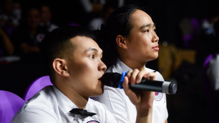 Ngoài lúc trực tiếp bắt các trận đấu trên sàn đài, tôi là còn làm một trọng tài phụ, quan sát toàn cảnh trận đấu để đánh giá điểm hai võ sĩ.
