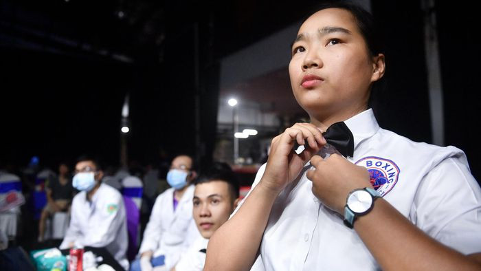 Theo học lớp đào tạo trọng tài của Liên đoàn Quyền anh Việt Nam từ năm 2015, nhưng suốt 3 năm trời tôi chỉ ngồi ở vị trí phát thanh viên hay bấm giờ cho trận đấu vì thiếu nhân sự. Bước ngoặt đến vào năm 2018, tôi tham gia lớp huấn luyện trọng tài, được AIBA công nhận và cấp bằng 1 sao.