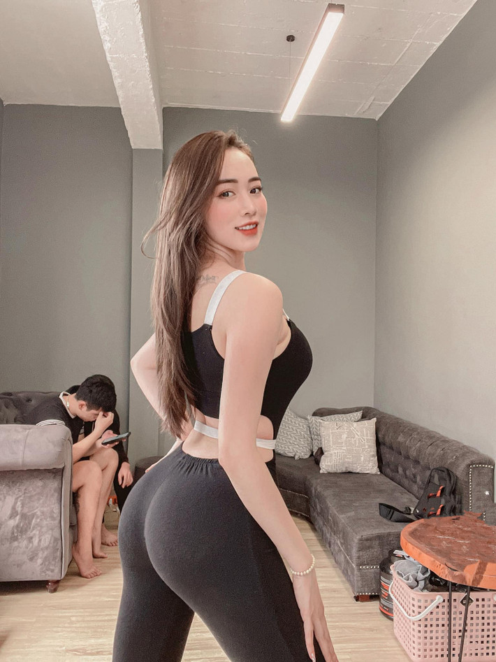 Vóc dáng nóng bỏng, vòng eo nhỏ nhắn là những điểm cộng khiến cô nàng được nhiều người chú ý, khen ngợi.
