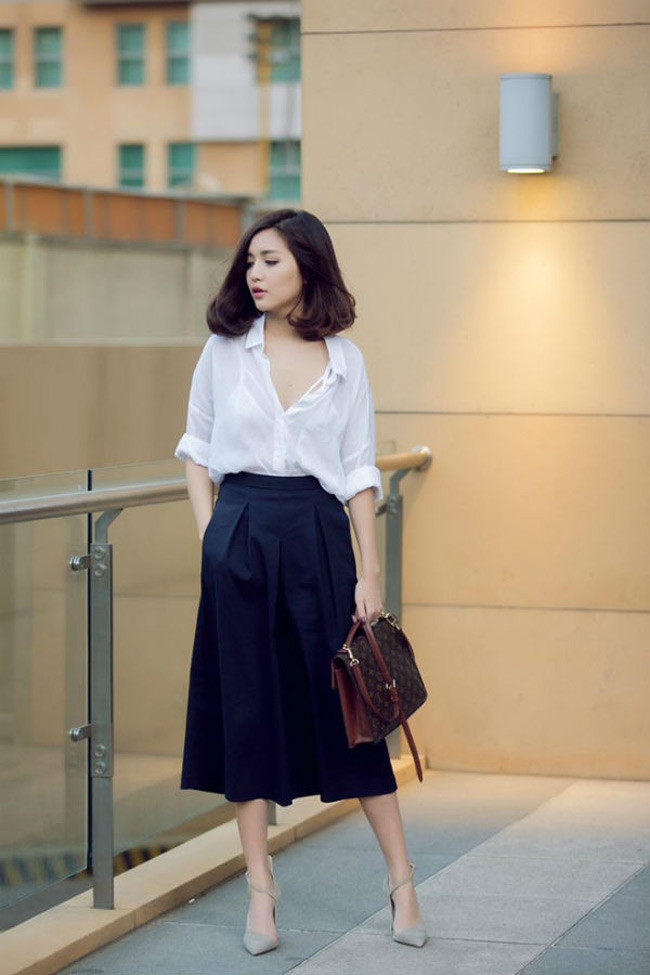 Nữ ca sĩ sinh năm 1989 khiến bao anh ngất ngây với mốt buông lơi cúc áo. Ảnh: Internet.