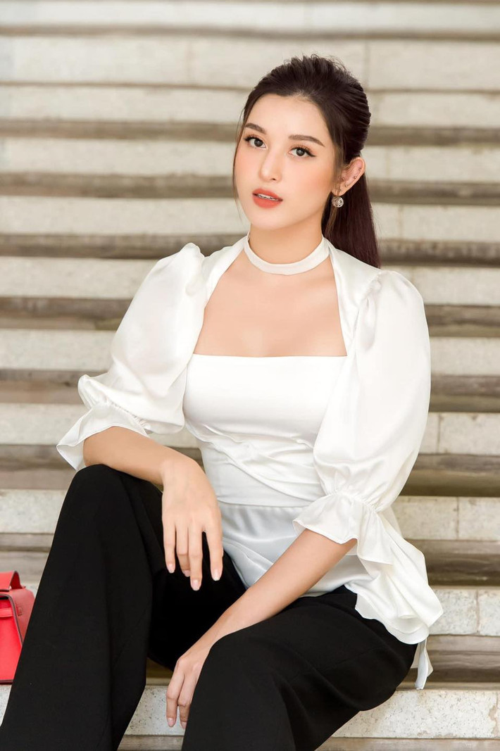 Ngoài chế độ ăn uống khoa học của mình, Huyền My cũng dành ra những khoảng thời gian để tập luyện những bài tập cường độ lớn dần, tác động đến từng bộ phận trên cơ thể giúp Huyền My giữ gìn vóc dáng một cách hoàn hảo nhất. Không những vậy, còn giúp tinh thần sảng khoái sau 1 ngày làm việc vất vả.
