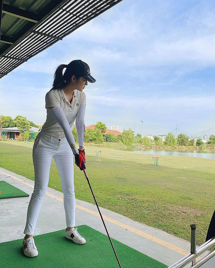 Với Huyền My, cô không đơn thuần chơi golf để mang tính giải trí mà cô còn tham gia các giải đấu, điều này tức là nàng á hậu phải rèn luyện nhiều hơn. Cô từng bộc bạch không thể nắm được tay vì đánh gần 400 trái bóng/ngày. Ảnh: FBNV.