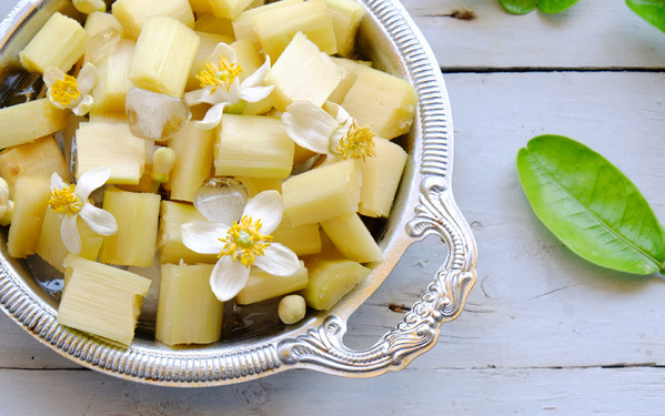 Mía ướp hoa bưởi: Đối với các bà, các mẹ thì mía ướp hoa bưởi là một món ăn đặc trưng của người Hà Nội xưa, nhưng vào thời buổi mọi thứ đều diễn ra nhanh chóng, công nghiệp, món ăn tao nhã nhưng công phu này không còn được nhiều người thực hiện.
