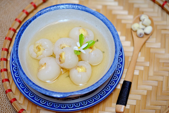 Các loại chè như chè bưởi, chè long nhãn cũng không thể thiếu được hương vị quen thuộc này, nó giống như một phần hồn không thể thiếu để hoàn thiện món ăn đậm chất Hà thành. Ảnh: Internet.