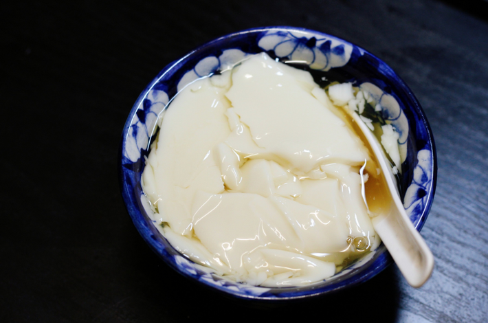 Nước đường hoa bưởi: Tuy không phải là một món ăn hoàn chỉnh, nhưng nước đường hoa bưởi lại là một trong những thành phần không thể thiếu được trong các món ăn như tào phớ, nấu chè hay ướp trà.