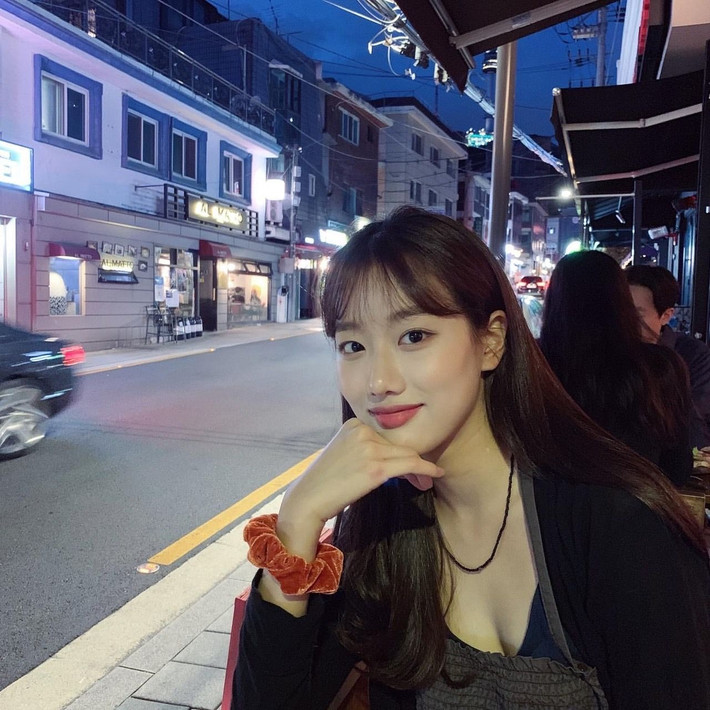 Gu thời trang đời thường của Na Eun được nhiều fan girl học hỏi nhờ tính ứng dụng cao.