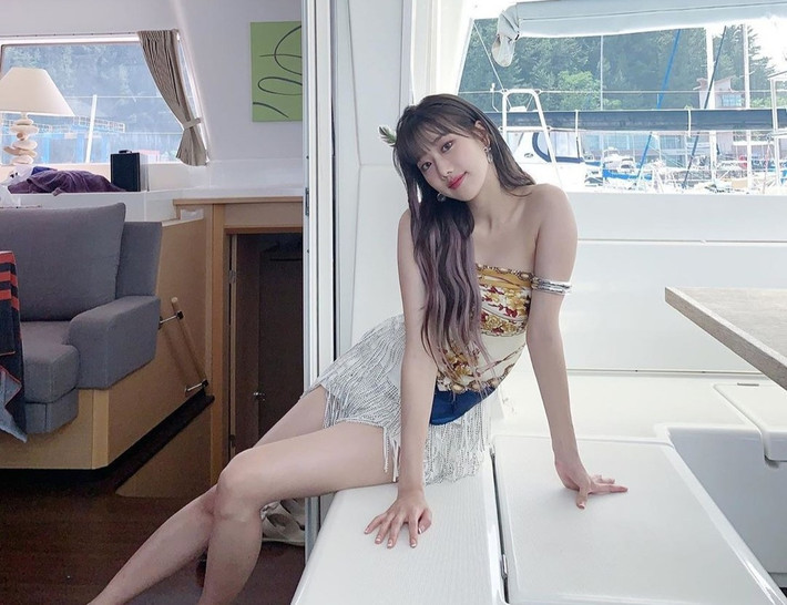Khi lên sân khấu, nữ ca sĩ sinh năm 1999 thường chọn gu ăn mặc gợi cảm, quyến rũ.