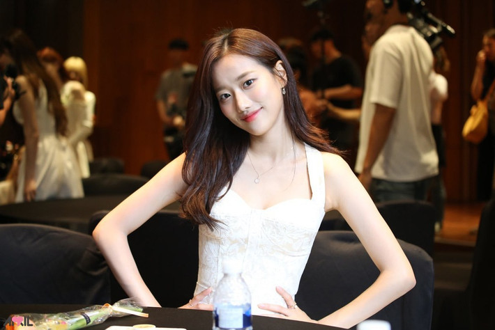 Na Eun được khen ngợi mỹ nhân Kpop thế hệ mới vẻ đẹp dịu dàng, trong trẻo. Ngoài nhan sắc xinh đẹp, nữ ca sĩ nhóm April còn có vóc dáng cân đối, thon gọn.