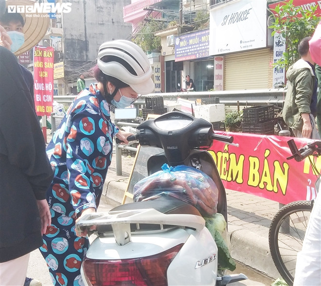 Sau khi thông tin kêu gọi " giải cứu" nông sản cho người dân Hải Dươngđược chia sẻ trên mạng xã hội, nhiều người tìm đến các điểm bán để mua ủng hộ.