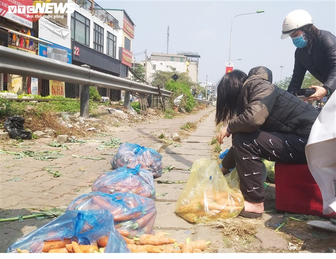 Trước tình hình này, một số người đứng ra kêu gọi mọi người mua ủng hộ, gom các đơn và chuyển đến Hà Nội.