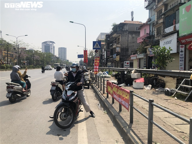 Nhiều người đến muộn không mua được nông sản.