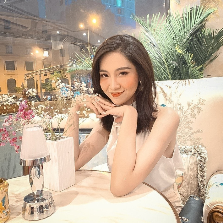 Người đẹp chuyển giới năm nay 25 tuổi, cao 1m75, đã tốt nghiệp Đại học Hoa Sen chuyên ngành Quản trị khách sạn nhanh chóng nhận được sự ủng hộ của mọi người với quyết định lần này.