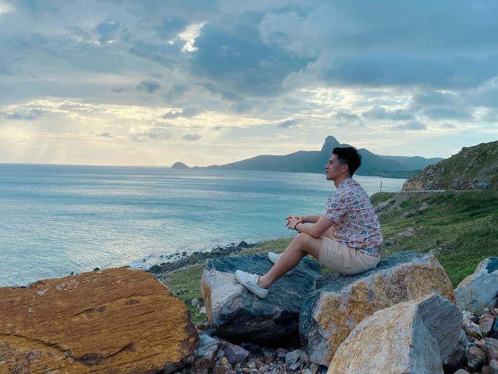 Cầu thủ thích diện áo sơ mi cùng quần short vừa gọn gàng, vừa tạo sự thoải mái khi di chuyển.